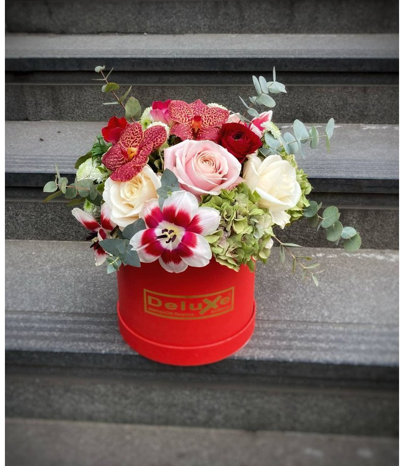 Květinová krabička v luxusní červené barvě, mix květin